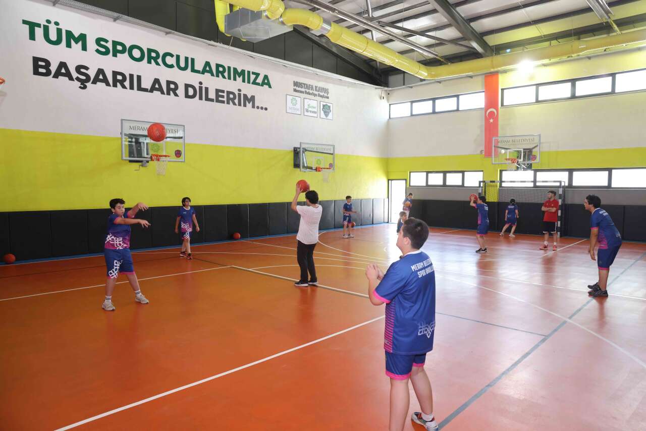 Çocuklar sahaya çıktı, aileler tribündeki yerini aldı! Konya’da spor şöleni 4